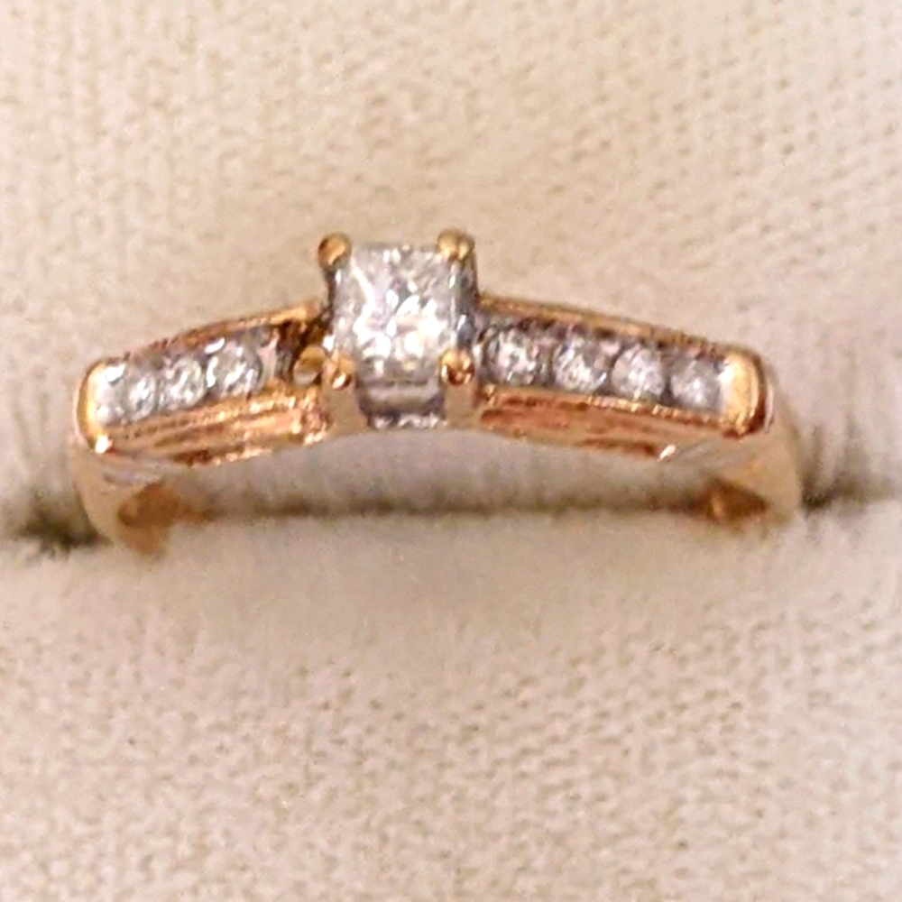 10K 💛GOLD WITH DIAMONDS RING - Picture 2 of 10